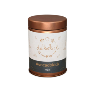 Das Bild zeigt eine Kupfer/Rosé farbene Dose mit einem Etikett mit dem delikatkick Logo, dem Namen des Gewürzes "Avocadokick" und der Intensität "mild".