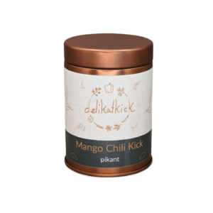 Das Bild zeigt eine Kupfer/Rosé farbene Dose mit einem Etikett mit dem delikatkick Logo, dem Namen des Gewürzes "Mango Chili Kick" und der Intensität "pikant".